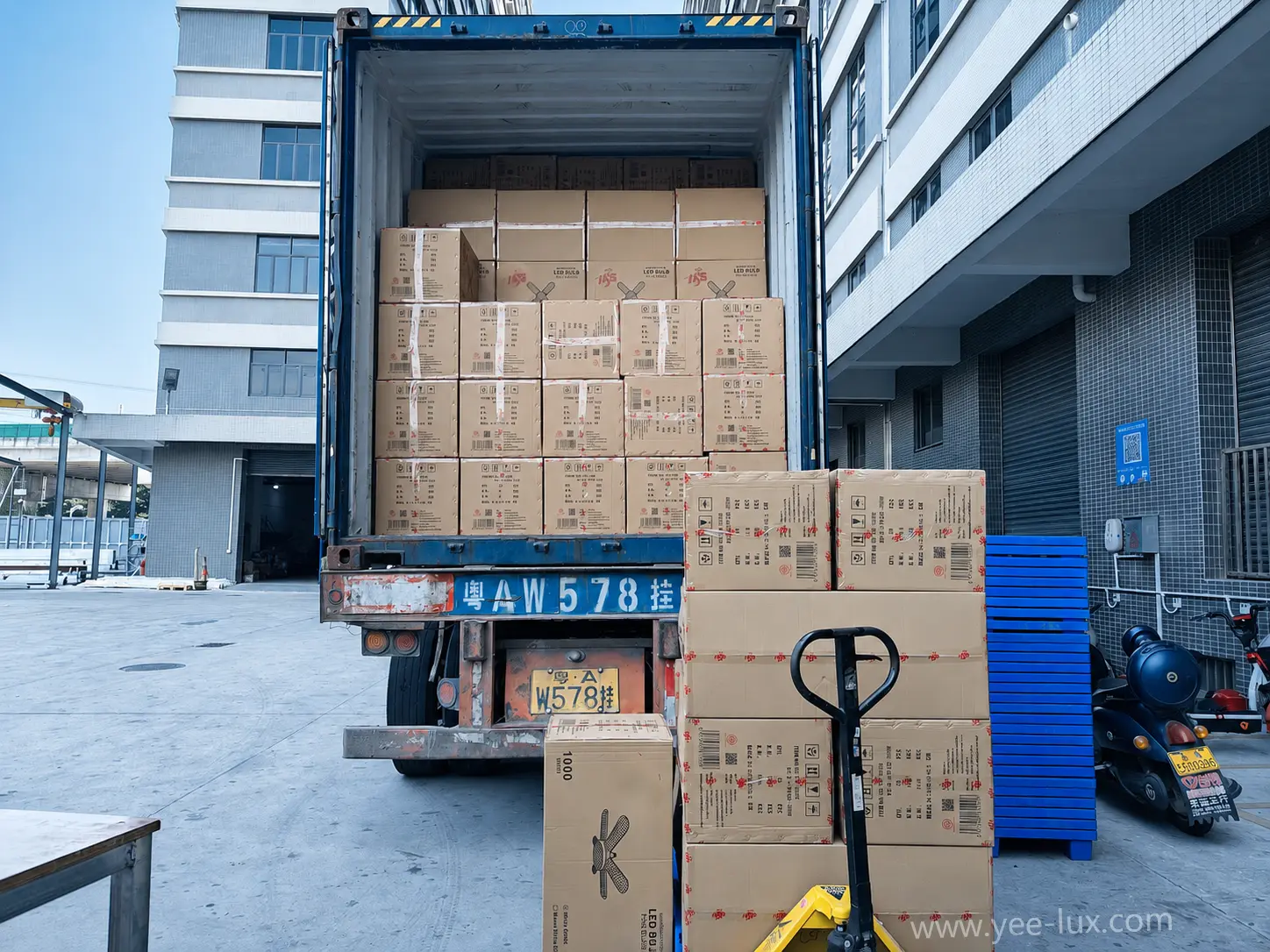 YEELUX LED lighting shipment and loading